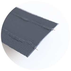 Das FABRI-MOLL Planband für die Diebstahlplane machen die eingewebten Stahldrähte aus. Die Beschaffenheit macht die Diebstahlplane extrem sicher.